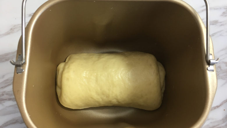 面包机版黑钻吐司,从面包机中取出面包桶。面团已经到原来的2倍大左右。（我制作蛋糕糊用了大概25分钟）