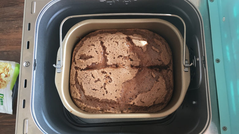 面包机版黑钻吐司,35分钟后打开面包机，将面顶部划个口。撒上杏仁片。（这个速度要尽量快。）