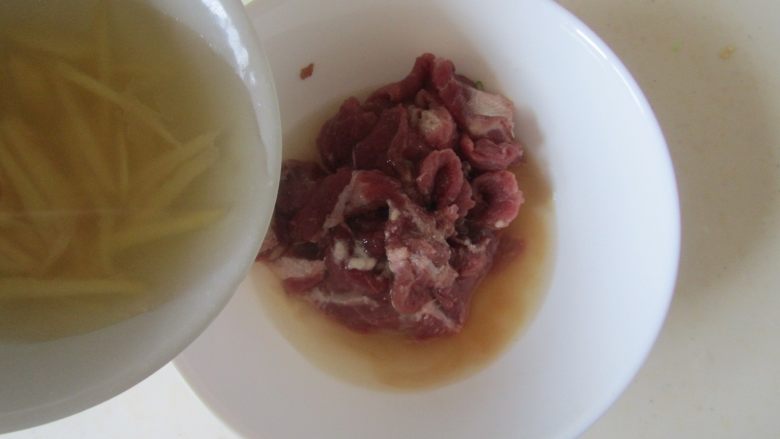 苦瓜炒牛肉,5分钟后再加入适量的生姜水，再加入点花生油抓匀让牛肉吃进去；