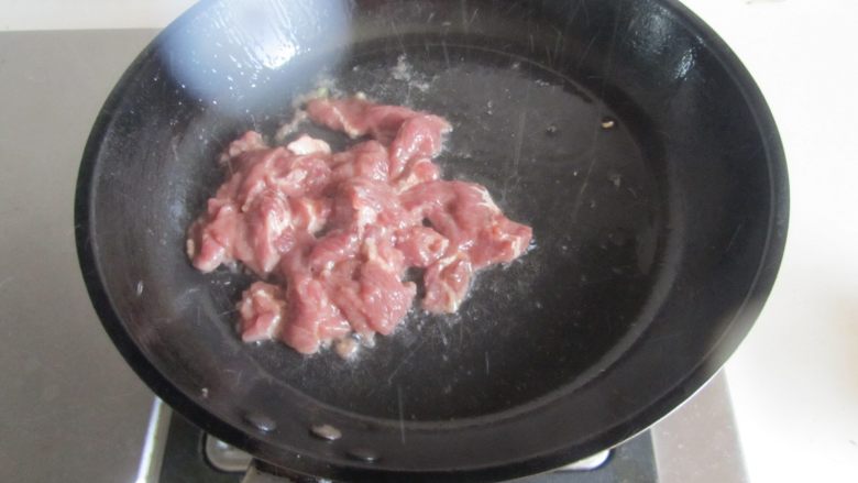苦瓜炒牛肉,热锅凉油，放入腌制好的牛肉滑炒；