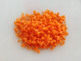 洋葱蔬米饼,胡萝卜切成颗粒状