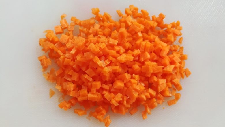 洋葱蔬米饼,胡萝卜切成颗粒状