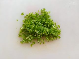 洋葱蔬米饼,青椒去籽切成颗粒状