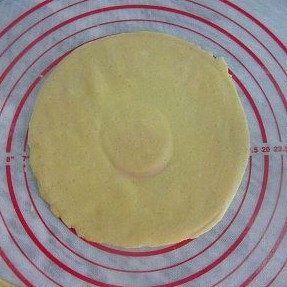 蓝莓奶酪苹果派】,用一个圆形盘（我用的是7寸的戚风蛋糕模的底托）裁剪成圆形