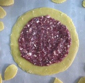 蓝莓奶酪苹果派】,将蓝莓奶酪糊铺在圆形派皮中间