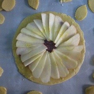 蓝莓奶酪苹果派】,再将切好的苹果薄片吸干水份，铺成扇形