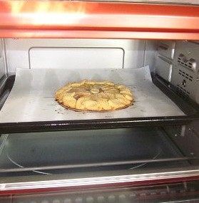 蓝莓奶酪苹果派】,烤箱预热到180℃，用烤盘放第二层，上下火烘烤35分钟。烤好后的面饼冷却后即可食用