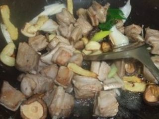 支竹羊腩煲,放入冬菇爆香