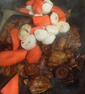 支竹羊腩煲,加入红萝卜块和马蹄，翻炒均匀