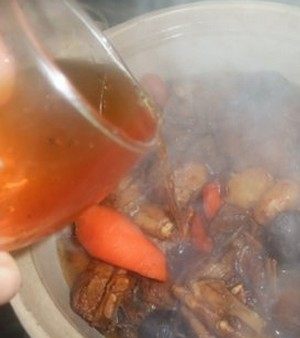 支竹羊腩煲,加入一杯黄酒，盖上盖子用中小火焖半小时。