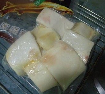 菠萝咕噜鱼,把鲟龙鱼腩放在烤架上解冻