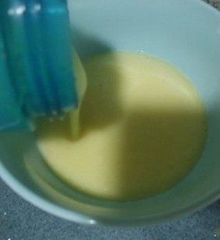 菠萝咕噜鱼,取出部分的菠萝块放进料理机，加入50ml清水搅拌成菠萝汁，把菠萝汁倒入一个大碗里