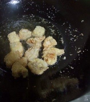 菠萝咕噜鱼,在油温到170°C，放一筷子能看到冒泡泡，放下鱼块炸金黄