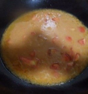 菠萝咕噜鱼,留少许底油，把准备好的菠萝咕噜汁倒入炒锅里，煮至浓稠