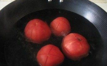 西红柿炖牛腩,做一锅水，水开后放入番茄泡2——3分钟，让番茄的四周都泡上热水
