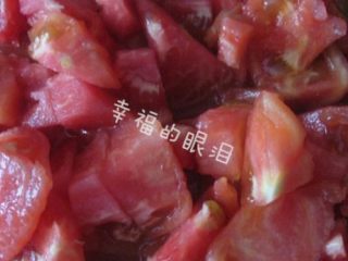 西红柿炖牛腩,将番茄的皮去掉，切成块备用