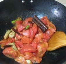 西红柿炖牛腩,放入西红柿翻炒均匀