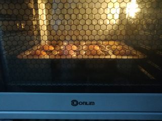 黄豆粗粮迷你汉堡,面团放入预热好的烤箱底部，上火130度，下火170度烤20分钟