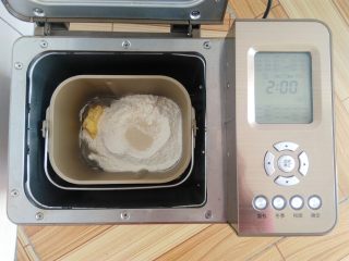 脆底小面包,主配方中所有的材料放入面包桶中，酵母放面粉上，黄油放一侧角落，启动面包机和面28分钟