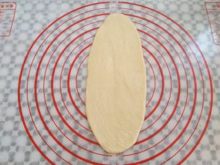 脆底小面包,取一个面团擀成牛舌状