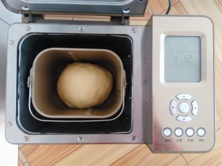 椰蓉面包卷,发酵完成，取出轻轻按压排气