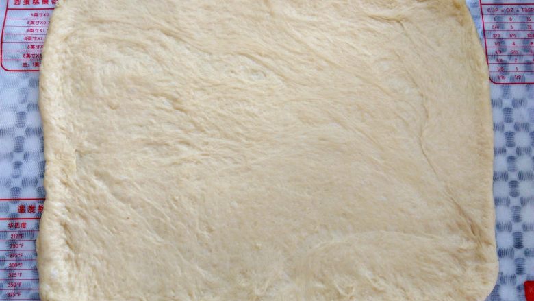 椰蓉面包卷,面团擀成一张大的面皮，尺寸是36*26cm左右
