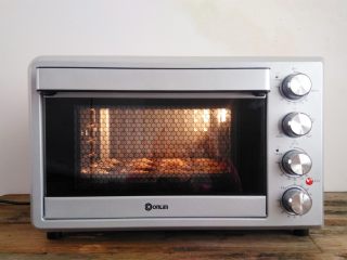 椰蓉面包卷,烤箱底层上火130度，下火160度烤22分钟，烤熟后取出放凉