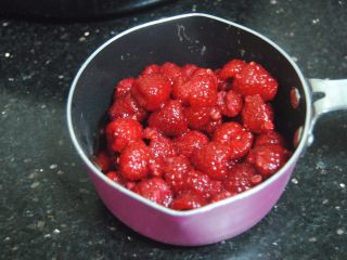 树莓之恋慕斯,1小时后会出很多水，连同水一起倒入不粘锅内