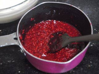 树莓之恋慕斯,等到树莓酱冷却至45度左右放入吉利丁片，拌匀至融化