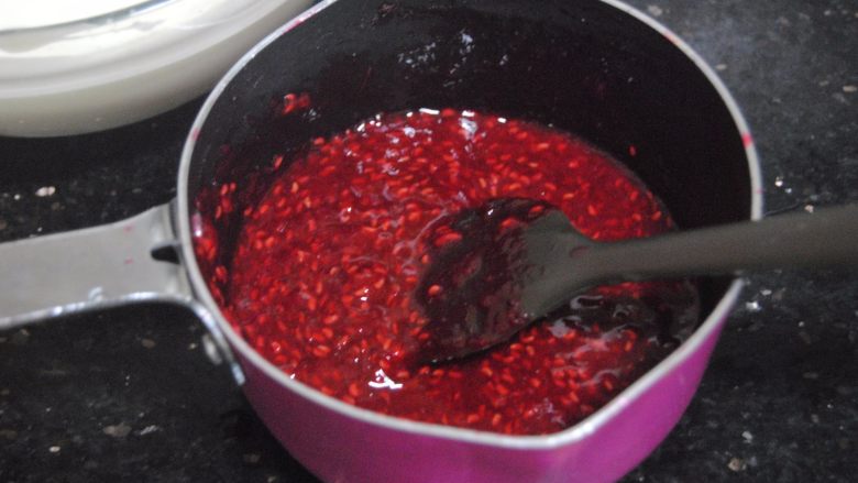 树莓之恋慕斯,等到树莓酱冷却至45度左右放入吉利丁片，拌匀至融化