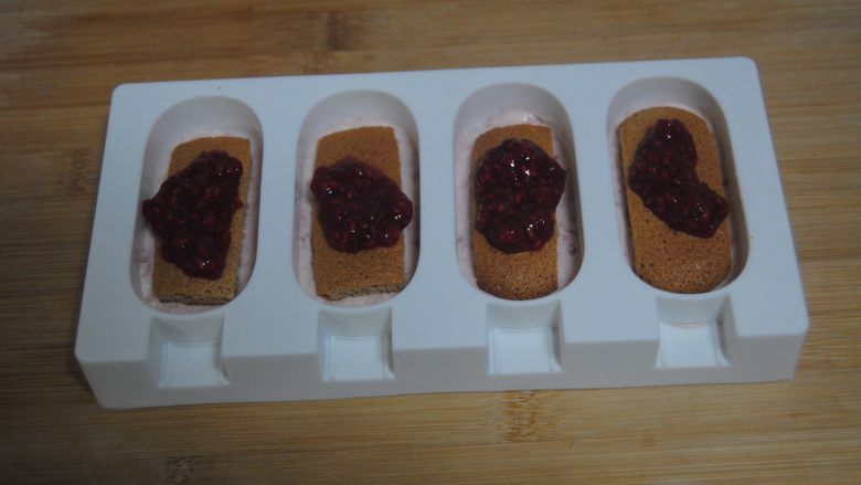 树莓之恋慕斯,放入手指饼和树莓酱