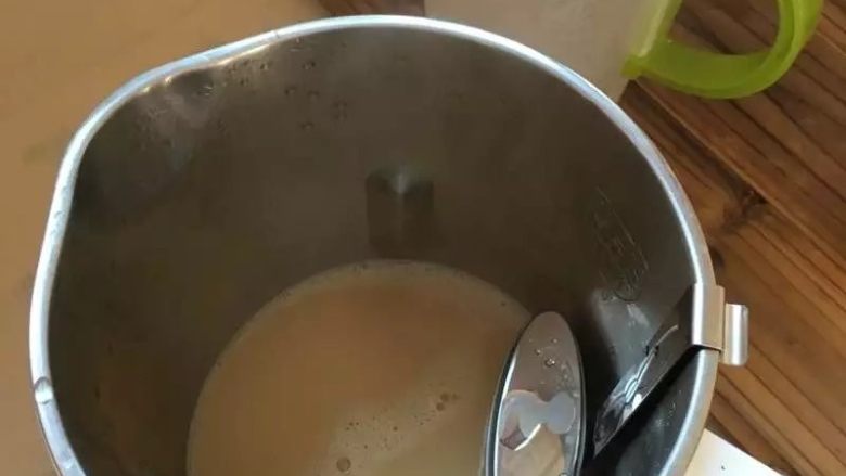 【DIY港式奶茶】补钙香浓又丝滑,关掉电源，倒出来就可以饮用了。