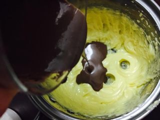 坚果布朗尼,加入巧克力液，每一次搅拌均匀，再加入下一步