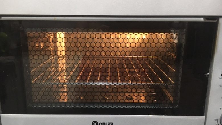 无油低卡全麦包,烤箱预热180度3分钟左右.中层，