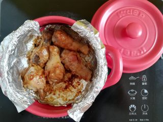 新奥尔良烤鸡根翅（砂锅版）,烤完设定时间后利用电陶炉和砂锅的余温焖5-10分钟就可以开吃了