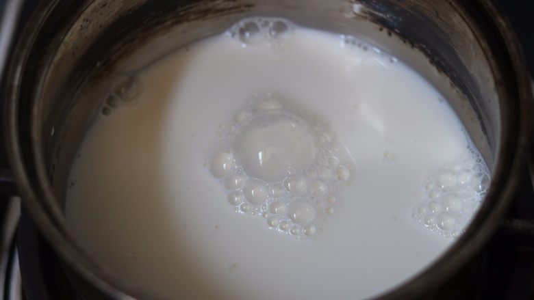 芒果牛奶燕麦西米露,11.取一口干净的奶锅内放牛奶