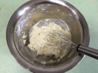 全麦蔓越莓奶酪包,发酵的时间制作奶酪馅。首先将提前软化的奶油奶酪打软。