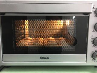 全麦蔓越莓奶酪包,放入提前预热的烤箱中进行烘烤，时间为20分钟，温度为上管130度，下管165度。