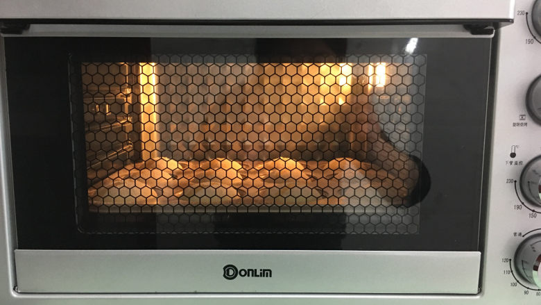 全麦蔓越莓奶酪包,放入提前预热的烤箱中进行烘烤，时间为20分钟，温度为上管130度，下管165度。