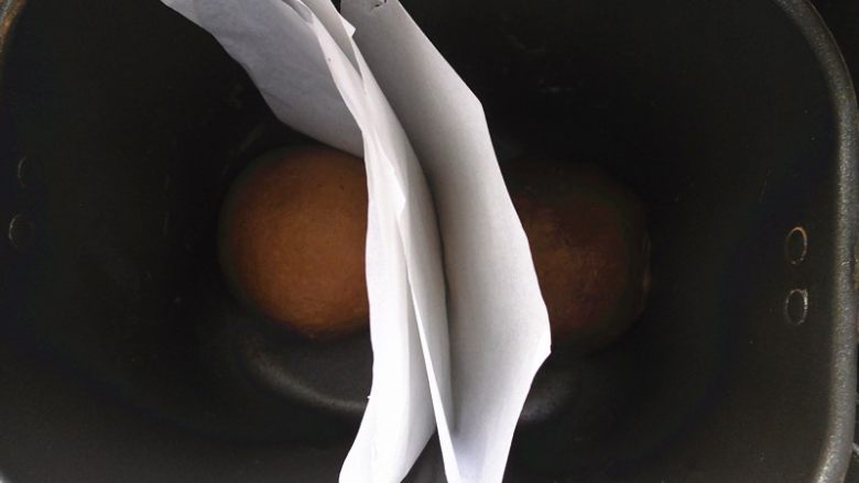 豹纹吐司,送入面包桶进行发酵，中间记得放张油纸挡一下、发酵至两倍大即可