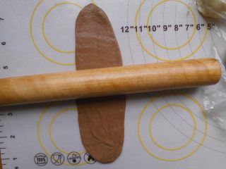 豹纹吐司,取一个淡色的可可面团，擀成椭圆形的长片