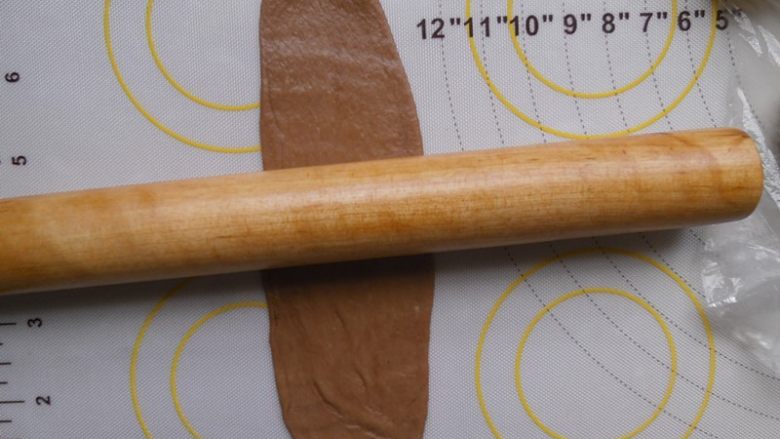 豹纹吐司,取一个淡色的可可面团，擀成椭圆形的长片