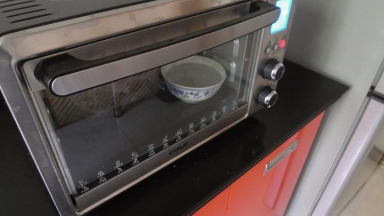 豹纹吐司,送入烤箱发酵，烤箱记得放碗温热的水