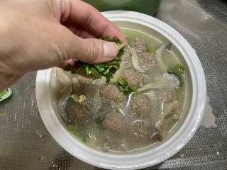 牛肉丸子汤➕生菜平菇牛肉丸子汤,把汤汁浇在生菜上，撒上香菜末，即可上桌享用