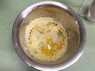 凤梨酥,分三次加入蛋液打发，每加入一次蛋液打发均匀了再加入下一次。