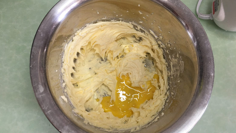 凤梨酥,分三次加入蛋液打发，每加入一次蛋液打发均匀了再加入下一次。