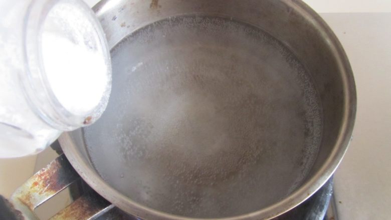 苋菜咸蛋面,烧锅开水， 放入少许盐；