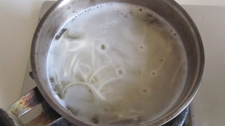 苋菜咸蛋面,面条煮开后加入少许水继续煮；