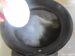 肉酿蒸笋瓜,将蒸出来的汁倒入锅中， 加入少许盐、香油和水淀粉勾芡；