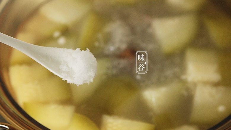 夏日消暑健胃靓汤~茨实节瓜汤,关火前加入适量的食盐调味即可。
